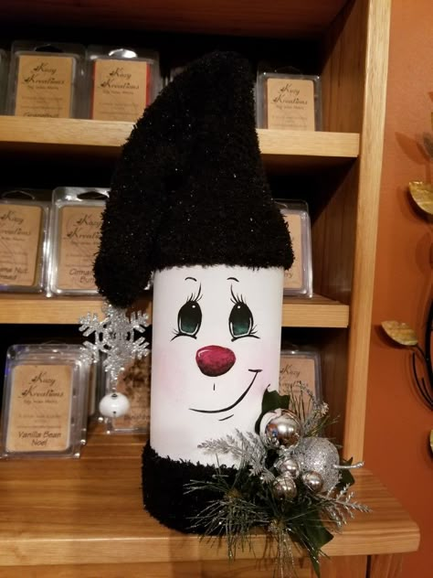 Wine bottle snowman Bottle Crafts Christmas, Snowman Wine Bottle, Diy Snowman Decorations, Wine Bottle Crafts Christmas, Wine Bottle Ideas, Bottle Diy Crafts, Painted Snowman, Painted Bottles, Christmas Wine Bottles