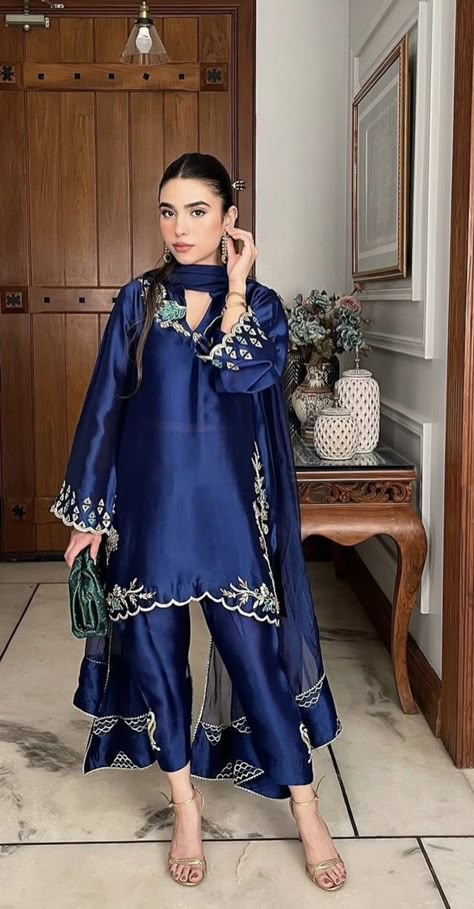 Latest Suit Designs 2024, Formal Pakistani Dresses, Iphone Poses, Hakoba Dress, Suit Women Indian, Babu Bhaiya, Punjabi Wedding Suit, Suits For Women Indian, Pakistani Wear