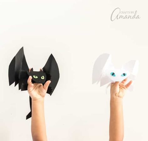 These super easy and super cute Toothless and Light Fury dragon finger puppets are perfect for your little How to Train Your Dragon fans! These finger puppets are quick to put together and provide hours of dragon soaring fun! #howtotrainyourdragon #ad #fingerpuppets #puppetsforkids #dragonfingerpuppets #kidscrafts #craftsbyamanda Pupil Ideas, Light Fury Dragon, Cute Toothless, Toothless And Light Fury, Dragon Birthday Party, Dragon Birthday Parties, Puppets For Kids, Sumo Wrestler, Dragon Crafts