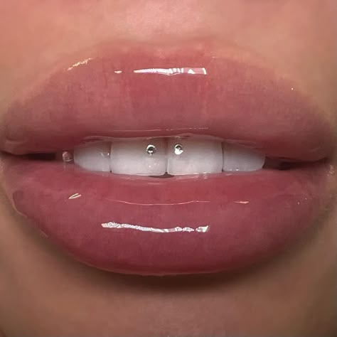 Sassy Aesthetic, Aesthetic Kiss, Teeth Aesthetic, Kiss Sticker, Teeth Gems, Pretty Teeth, Dental Jewelry, Lips Inspiration, Grillz Teeth