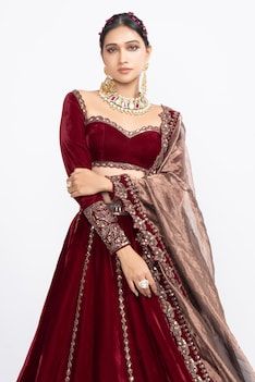 Velvet Blouse Designs Indian, Lehenga Simple, Full Sleeves Blouse Designs, Tiered Lehenga, Velvet Blouse Design, Maroon Lehenga, Vani Vats, Velvet Dupatta, Blouse Lehenga