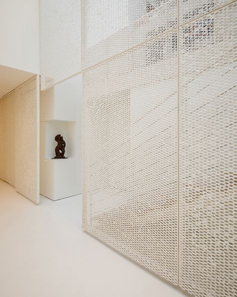 Screen Architecture, Japanese Interior Design Modern, Small Space Office, Kengo Kuma, Japanese Interior Design, Japanese Interior, Pilates Studio, Classical Architecture, Japanese Architecture