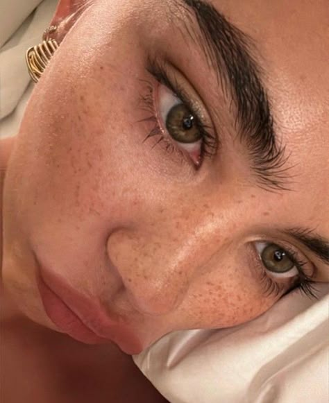 Christina Nadin, Freckles Girl, Thick Brows, Thick Eyebrows, Ethereal Makeup, Make Up Inspo, Clean Makeup, Jolie Photo, Pretty Eyes