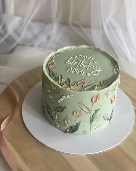 Sage green + 🌷🤌🏻 #cakestagram #cakesoffacebook #cakeoftheday #aesthetic #sagegreen #pink #cakeshop #cakepainting #floral #spreadlove #fyp Birthday Cake Floral Design, Birthday Cake Garden Theme, Sage Green Cakes, Flowery Birthday Cake, Green Flower Cake, Green And White Cake, Floral Cake Birthday, Wildflower Cake, Green Birthday Cakes