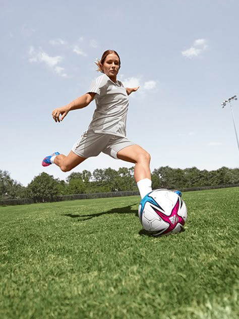 Soccer Portraits, Soccer Photography Poses, Soccer Photoshoot, Soccer Shoot, Soccer Poses, Soccer Photos, Sports Campaign, Football Poses, Soccer Goalie