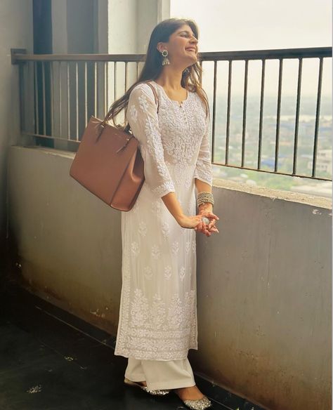 Suit Outfits For Women Indian, Kurti Look For Office, Wedding Kurta For Women, Chikenkari Dress Ideas Kurti White, Office Outfits Women Kurti, Kurti Outfit For Office, Office Chudidar, White Kurtis For Women, White Lakhnavi Kurta Design