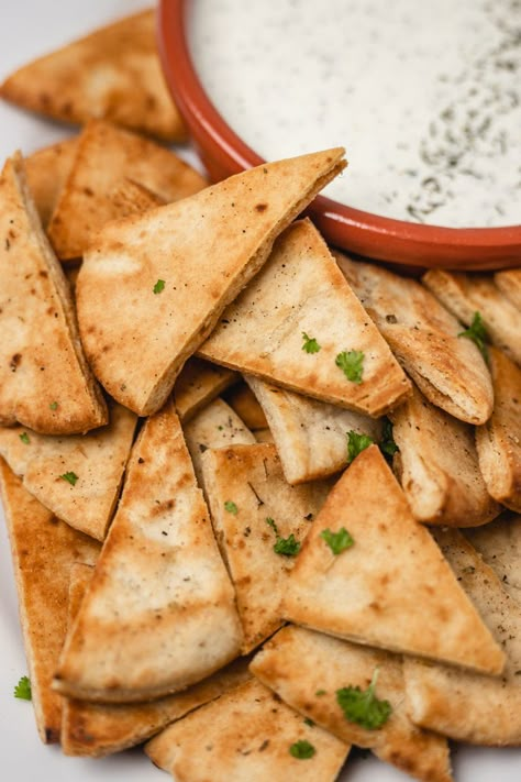 Pita Chips Recipe, Pita Crackers, Baked Pita Chips, Gluten Free Pita, Homemade Pita Chips, Greek Pita, Homemade Pita, Pan Pita, Pain Pita