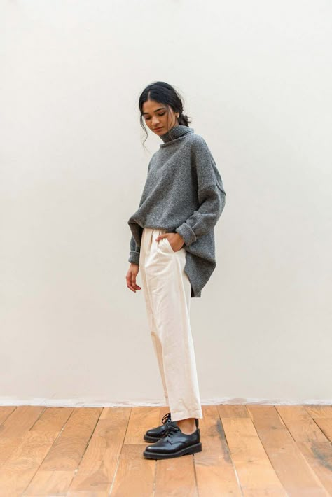 Grey Roll Neck Jumper Outfit, Oversized Grey Sweater Outfit, Grey Sweater Outfit Winter, Roll Neck Outfit, Norm Core Aesthetic, Norm Core Outfits, Grey Knit Sweater Outfit, Roll Neck Jumper Outfit, Oversize Sweater Outfit