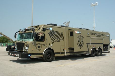 Will County Sheriff's Police Special Operations Group Command vehicle / motorhome with slide-out American Police, Swat Police, Police Truck, Bug Out Vehicle, Expedition Truck, Army Truck, Rescue Vehicles, Expedition Vehicle, Army Vehicles