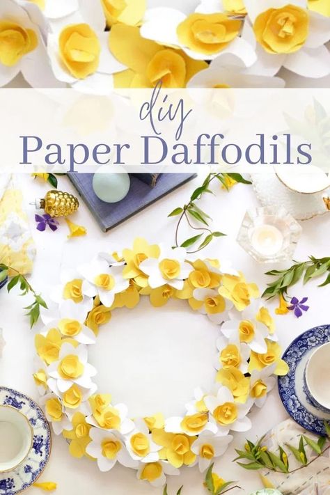 Paper Daffodils, Daffodil Craft, Daffodil Flowers, Paper Flower Wreaths, Construction Paper Crafts, Easy Paper Flowers, Paper Wall Hanging, Paper Flower Decor, Spring Kids