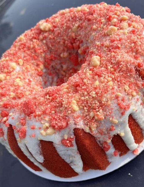 Strawberry Crunch Pound Cake, Crunch Pound Cake, Strawberry Crunch Cake, Strawberry Crunch, Strawberry Delight, Crunch Cake, Köstliche Desserts, Pound Cake Recipes, Cake Ingredients