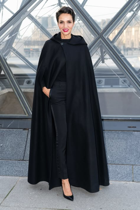 Louis Vuitton Fall 2019 Ready-to-Wear Fashion Show - Vogue Farida Khelfa, Cape Fashion, Womens Dress Coats, Cape Cloak, Hijabi Style, Ageless Style, Fantasy Gowns, Grand Palais, Abayas Fashion