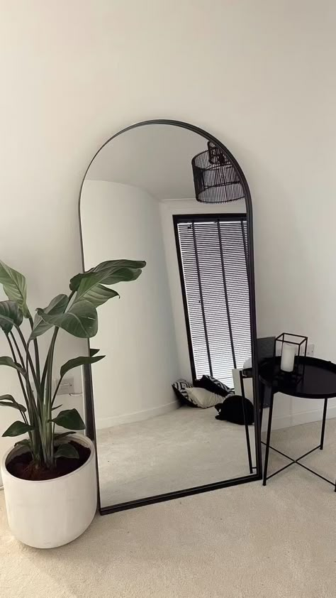 Room Inspo Gray, Floor Mirror Decor Ideas, Large Mirrors In Living Room, Large Mirror Bedroom, Large Floor Vase Decor, Sala Aesthetic, Aesthetic Studio Apartment, Modern Apartment Decor, Minimalist Ideas