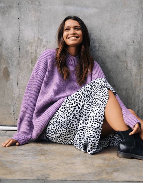 25 Winter Sweaters Under $100 That Are Warm AF    #winterfashion #winteroutfits #winterstyle Purple Jumpers, Jumper Outfit, Mode Boho, Purple Outfits, Purple Sweater, Mode Inspo, Print Skirt, Colourful Outfits, Look Plus