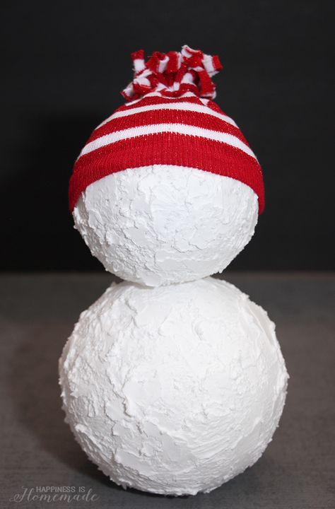 Christmas Snowman Holiday Decoration - Can use CelluClay to get this shape and texture.  A wonderful paper clay or paper mache project! Foam Ball Ornaments, Christmas Snowman Crafts, Styrofoam Ball Crafts, Craft For All Ages, Origami Christmas Ornament, Easy Christmas Craft, Paper Mache Christmas, Snowman Crafts Diy, Christmas Props