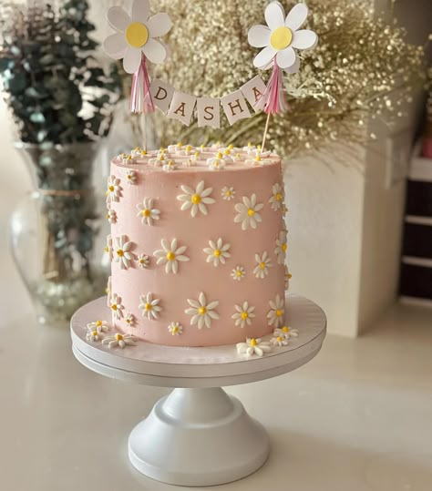 Daisy cake 🎂 🌼 🌼🌼 #cake #cakedecorating #daisycake Daisy Inspired Cake, Daisy First Birthday Theme Food, Boho Daisy Birthday Cake, Simple Daisy Cake, First Birthday Girl Daisy Theme, Flower Theme Birthday Cake, Daisy Flower Birthday Party Ideas, Baby Girl Cake Ideas, Daisy Smash Cake