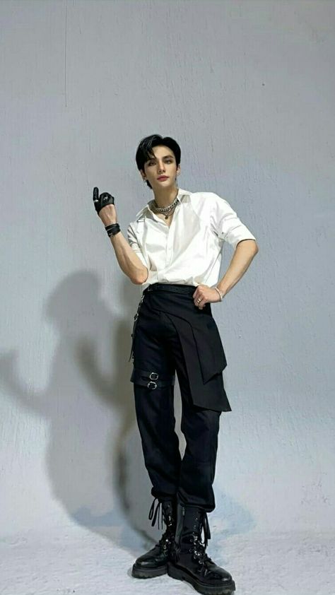 Hyunjin icon · hyunjin lq · straykids icon · 스트레이 키즈 Runstar Hike Outfit, Stray Kids Fashion, Kids Stage, Kpop Fashion Men, Stray Kids Outfits, Skz Concert, Kpop Concert Outfit, Dr Shoes, Fashion Idol