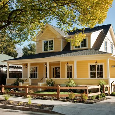 Yellow House, gray roof Farmhouse Exterior Paint Colors, Yellow House Exterior, Yellow Farmhouse, Farmhouse Exterior Design, Black Roof, Pintura Exterior, Urban Farmhouse, Farmhouse Traditional, Yellow House