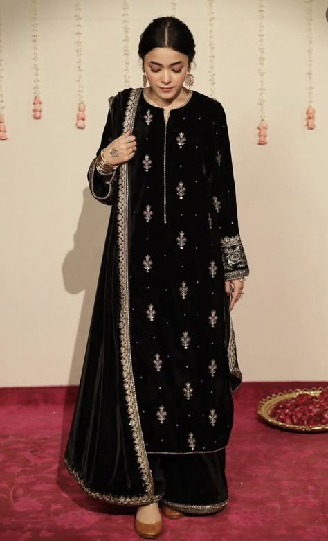 Velvet Suit Designs Pakistani, Dresses For Women Traditional, Velvet Pakistani Dress, Indian Formal Wear, Ethnic Fashion Indian, Black Pakistani Dress, Latest Traditional Dresses, Dress Design Pakistani, Pakistani Dresses Party