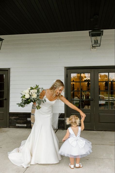 First Look Mom And Bride, Mother Of The Bride Pictures Photo Ideas, Wedding Daughter Flower Girl, Mother Of The Groom Photo Ideas, Bride And Mini Bride Pictures, Wedding Photos Bride And Daughter, Wedding Photo Ideas Daughter, Daughter Of Bride Dress, Flowergirl Wedding Pictures