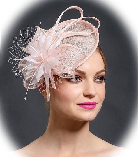 Hair Styles With Hats, Blush Pink Fascinator, Saucer Hat, Diy Fascinator, Kentucky Oaks, Race Day Fashion, Church Lady Hats, Classy Hats, Pink Fascinator