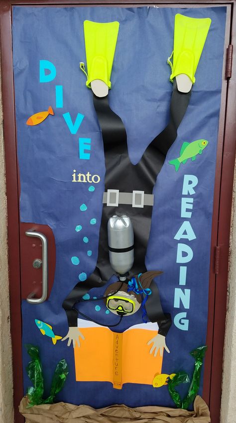 Classroom door decoration for Teacher Appreciation Week. Library door. "dive into reading" Teacher Door Decorations, Beach Theme Classroom, Scuba Vbs, Ocean Classroom, Door Decorating Ideas, Ocean Theme Classroom, Library Themes, School Door Decorations, Library Bulletin Boards