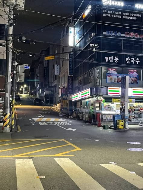 Korea Asethic City, South Korea Night Life, Korean Night Aesthetic, Korea Core Aesthetic, South Korea Night, Korea Streets Aesthetic, Korea At Night, Korea Tourist Spots, Korea Night