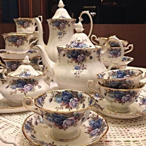 طقم شاي, English Tea Set, Tea Cup Design, Desain Pantry, Smart Tiles, Blue Dishes, Antique Dishes, Tea Sets Vintage, China Tea Sets