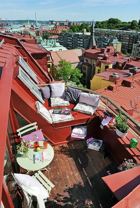 would LOVE a lil porch like this!..... Balcon Mic, Terrace Design, Urban Oasis, Dream Apartment, Roof Terrace, Rooftop Terrace, Dream Rooms, The Roof, Design Case