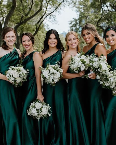 Emerald Wedding Colors, Emerald Green Wedding Theme, Dark Green Wedding, Emerald Green Bridesmaid Dresses, Dark Green Bridesmaid Dress, Emerald Bridesmaid Dresses, Green Themed Wedding, Emerald Green Weddings, Green Wedding Colors