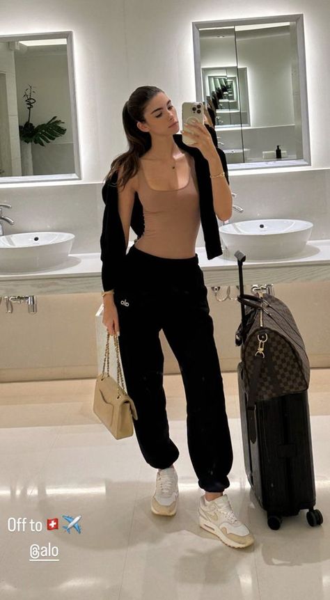 korean outfit style Airport Classy Outfit, Kendall Airport Style, Airport Leggings Outfit, Alo Sweatpants Outfit, Expensive Casual Outfits, Airport Casual Outfit, Airport Summer Outfit, Airport Outfits Aesthetic, Airport Fits Aesthetic