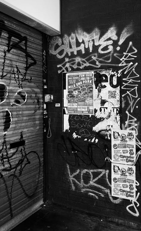 Dark Graffiti Art, Black Graffiti Wallpaper Iphone, Black And White Graffiti Photography, Black And White Graffiti Aesthetic, London Graffiti Street Art, Grunge Black And White Aesthetic, Black Street Wallpaper, White Black Background Aesthetic, Graffiti Street Art Aesthetic