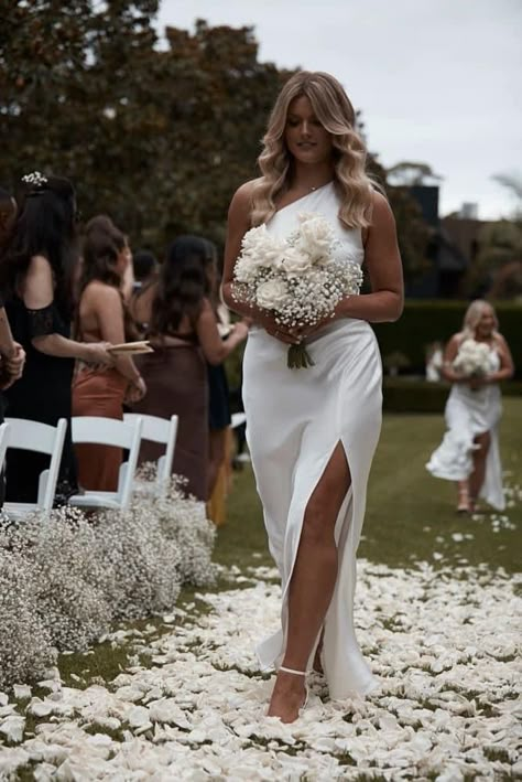 Bride Flower Bouquet Gypsophila, Classy Wedding Floral Arrangements, Classy Bridesmaid Bouquet, Castle Wedding Bouquet, Romantic September Wedding, Aisle Runner Alternative, Classy White Bouquet, Wedding Dress Wrist Loop, Bouquet Of Flowers Wedding Bridesmaid