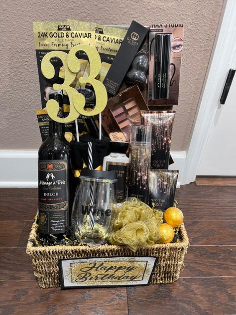 Black Themed Gift Baskets, Black Color Party Basket, Gold Themed Gift Baskets, Black Color Party Basket Ideas, Gold Color Theme Basket, Black And White Gift Basket, Gold Theme Gift Basket, White Gift Basket Ideas, Color Themed Gift Baskets Black