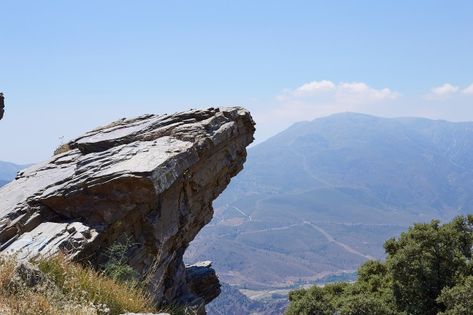 Standing empty on top of a mountain view... | Premium Photo #Freepik #photo #nature #sports #blue #mountain Cliff Pictures, Rock Reference, Mountain Top View, On Top Of A Mountain, Cliff Edge, Background Inspiration, China Architecture, Environment Reference, Top Of A Mountain