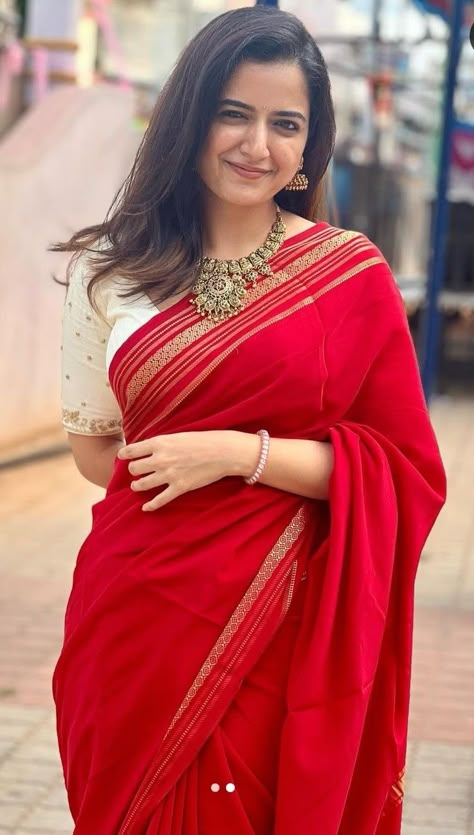 Blouse Designs Mysore Silk Saree, Red Wedding Sarees, Blouse For Mysore Silk Saree, Cherry Red Saree, Simple Traditional Saree Look, Bengali Saree Look Simple, Mysore Silk Saree Wedding, Red Saree Styling, Red Saree Blouse Design