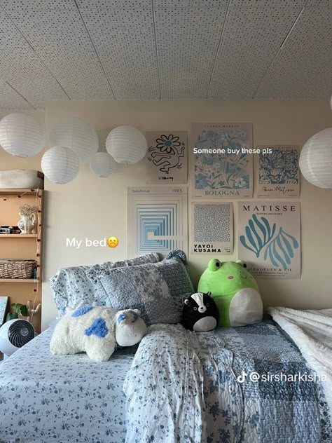 Sporty Dorm Room Ideas, Country Style Dorm Room, Uni Room Ideas Uk Blue, Dorm Sitting Area, Dorm Room Designs Colorful, Bougie Dorm Room Ideas, Costal Blue Dorm Room, Costal Granddaughter Dorm Room, Minimalist Dorm Room Decor