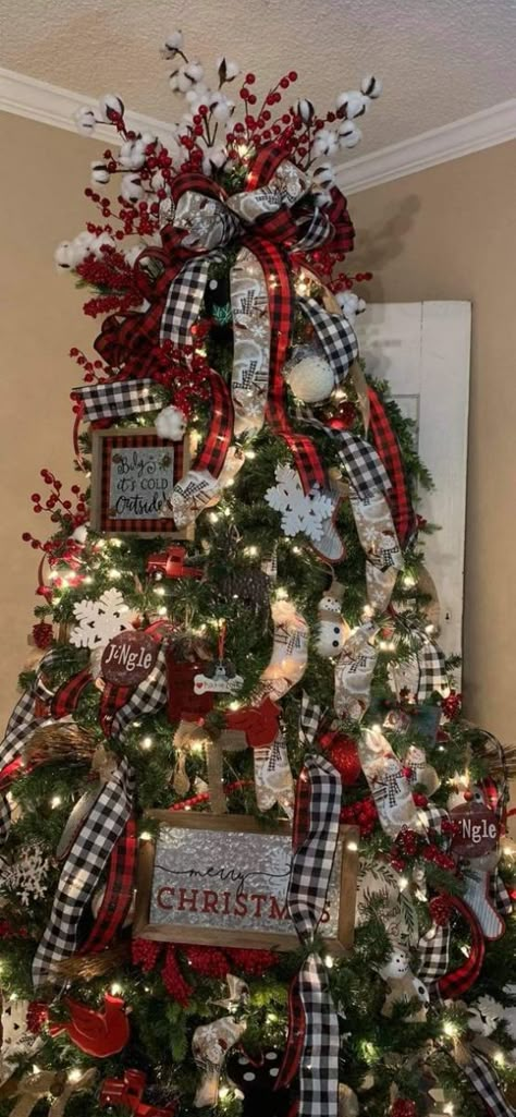 Flocked Tree With Red Buffalo Plaid, Christmas Buffalo Plaid Tree, Red Buffalo Plaid Christmas Tree Ideas, Farmhouse Christmas Tree Toppers, Plaid Xmas Tree Ideas, Buffalo Plaid Tree Topper, Christmas Decor Ideas Plaid, Rustic Tree Topper Ideas, Christmas Tree Ideas Buffalo Plaid