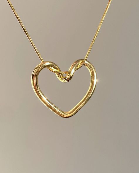 Ava’s heart necklace is now live on the website, ❤️go get yours now! Its hypoallergenic, 18 k gold plated , anti tarnish, you can wear it daily🫠🫰 #subhagalankar #jewels #heartnecklace #heartmemes #heartnecklaces #cutenecklace #antitarnsihjewelry #antitarnishnecklace #antitarnishchain #hypoallergenic #18kgoldjewelry #demifinejewelry Silver Unique Jewelry, Jewelry Accessories Necklaces, Gold Heart Jewelry, Cute Pendant Necklace, Heart Shape Jewelry, Gold Things, خواتم خطوبة, Valentine Jewelry, Heart Jewellery