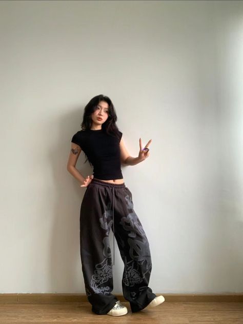 Aesthetic Black Pants Outfit, Comfy Outfits Joggers, Baggy Asian Outfits, Black Comfy Outfit Aesthetic, Baggy Black Joggers Outfit, Baggy Pants Korean Style, Cute Comfy Outfits Aesthetic, Jogger Style Outfits, Comfy Japanese Outfits