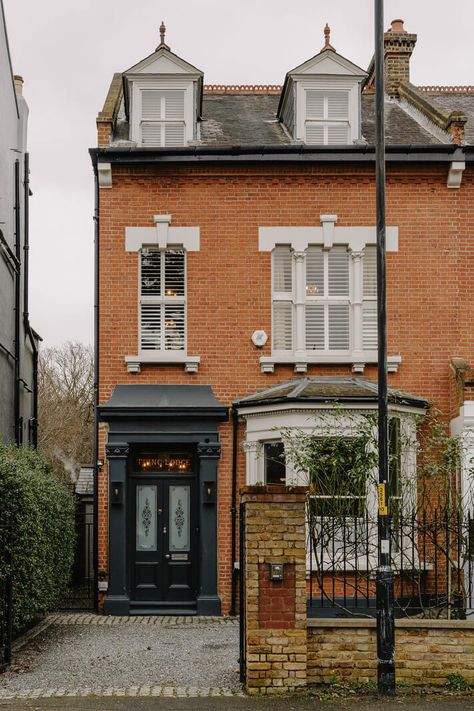 Colorful Walls in an English Victorian Townhouse 26 Victorian Terrace House Exterior, English Townhouse, Terrace House Exterior, Colorful Walls, British House, Townhouse Exterior, Victorian Terrace House, Georgian Townhouse, Victorian Townhouse