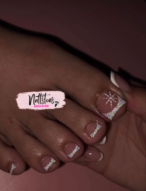 Peppermint Toenails Nail Design, Christmas French Tip Toes, White Christmas Toe Nails, Toe Nails Ideas Christmas, Pink Christmas Toe Nails, Christmas Toe Nails 2023, Pedicure Designs Toenails Christmas, Winter Toe Designs, Acrylic Toes Christmas