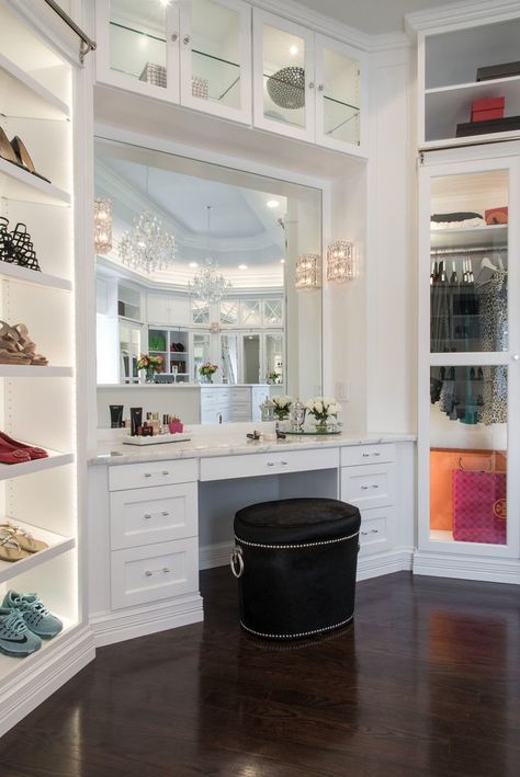 Walking closet with makeup area Closet With Vanity, Reka Bentuk Bilik Tidur, Master Closet Design, Luxury Closets, Closet Vanity, Dressing Room Closet, Dream Closet Design, Walk In Closet Design, Walking Closet