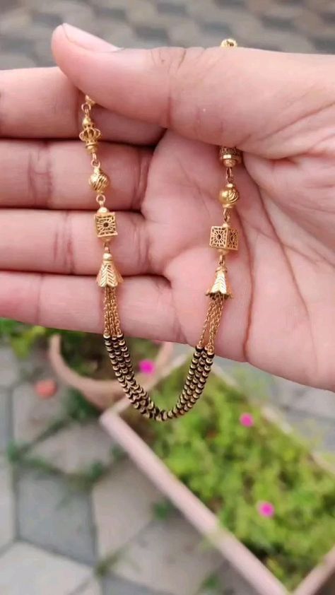 Black Beads Mangalsutra Design Gold, Fancy Mangalsutra Designs, Fancy Mangalsutra Designs Gold, Rose Gold Mangalsutra, Fancy Mangalsutra, Gold Mangalsutra Design, Mangalsutra Designs Gold, Natural Material Jewelry, Indian Wedding Jewelry Sets