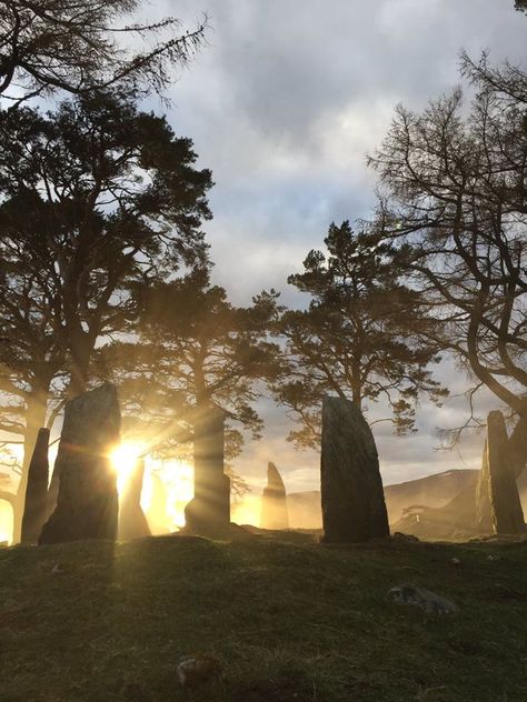 Craigh na dun Scottish Core Aesthetic, Forest Throne, Throne Aesthetic, Lo Aesthetic, Dragonfly In Amber, Outlander Tv Series, Outlander Book, Standing Stone, Outlander Tv