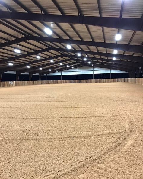 Indoor Horse Riding Arenas, Stable For Horses, Rich Horse Stables, Covered Arena Ideas, Horse Yard Ideas, Horse Stables Aesthetic, Outdoor Arena Horses, Indoor Arena Horse, Modern Horse Stable