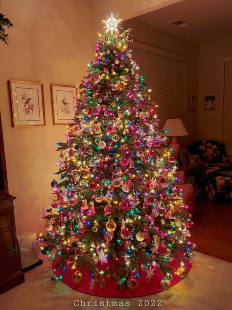 Rainbow Lights Christmas Tree, Rainbow Lights, Rainbow Christmas Tree, Vintage Christmas Tree Decorations, Christmas Tree Inspo, Nostalgic Christmas, Rainbows Christmas, Tacky Christmas, Christmas Themes Decorations