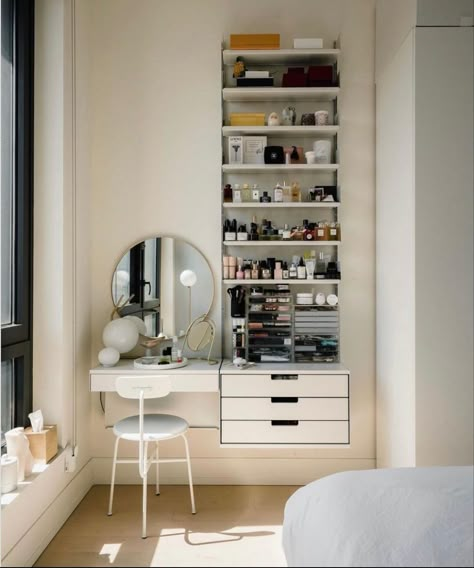 Small Dressing Rooms, Small Dressing Table, Dressing Table Ideas, Neutral Bedroom Decor, Dressing Table Design, Bedroom Dressing Table, Dekorasi Kamar Tidur, Vanity Ideas, Bedroom Vanity