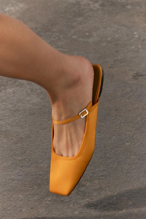 The Flat Mule Shoe Trend Is Spring's Chicest, Hands Down | Who What Wear Zara Finds, Manolo Blahnik Maysale, Mules Shoes Heels, Mules Shoes Flat, Preppy Luxury, Shoes Minimalist, Modern Preppy, Trending Heels, Different Shoes