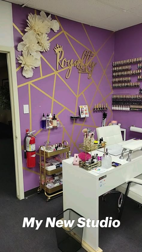 Decor Nail Salon, Home Nail Salon Ideas, Nail Studio Decor, Parlour Design, Beauty Shop Decor, Makeup Studio Decor, Nail Room Ideas, Tech Room, Nail Salon Interior Design